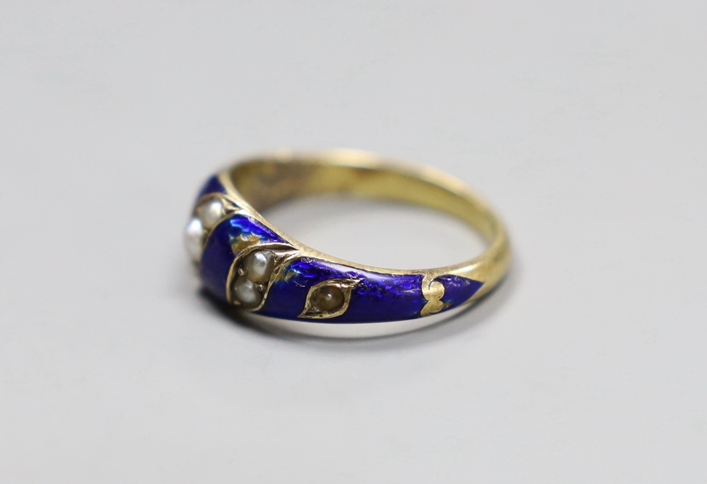 A Georgian yellow metal seed pearl and enamel ring, size M